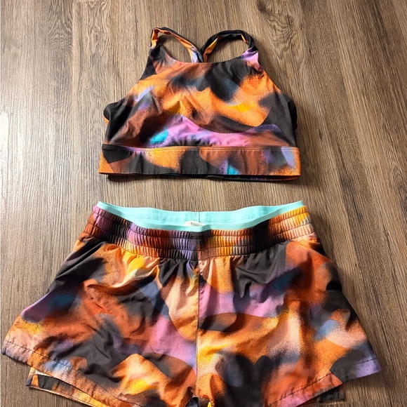 Fabletics Multi-Color Abstract Sports Bra & Shorts Set - Picture 3 of 9